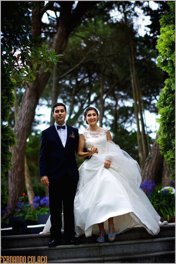 Os noivos descem as escadarias da Quinta do Lumarinho que levam à sala de festas, vistos pelo fotógrafo de casamento em Sintra.