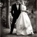 De pé e encostada sobre o ombro do noivo, a noiva olha para ele e sorriem, na sessão com o fotógrafo de casamento em Sintra.