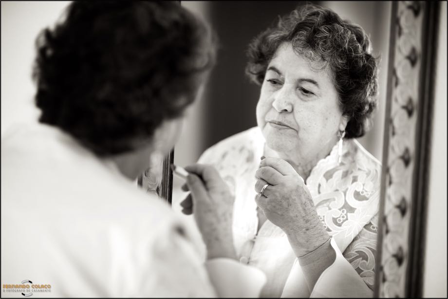 A mãe da noiva, detectada pelo fotógrafo de casamento em Sintra, retocando a maquilhagem num espelho, momentos antes de partir para a cerimónia do casamento da filha.