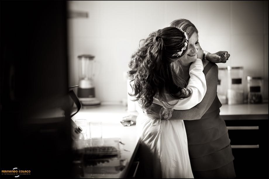 Antes de se começar a vestir para o casamento a noiva abraça e beija com ternura a sua mãe que sorri de satisfação, assim as viu o fotógrafo de casamento em Sintra.