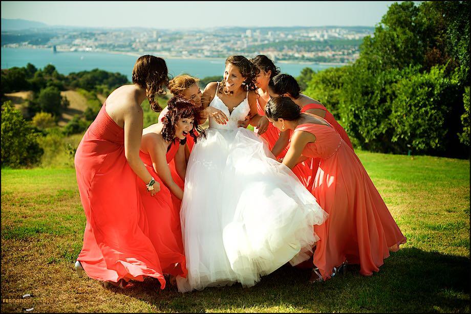 As damas de honor pegam na noiva para a atirar ao ar, no momento em que o fotógrafo de casamento em Almada as viu.