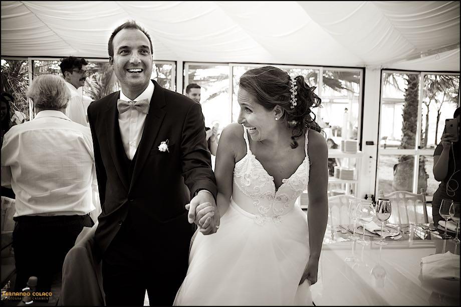 Em grande alegria os noivos entram na sala de refeição do Pézinhos no Tejo onde foi a cerimónia e a festa do casamento, vistos pelo fotógrafo de casamento em Almada.