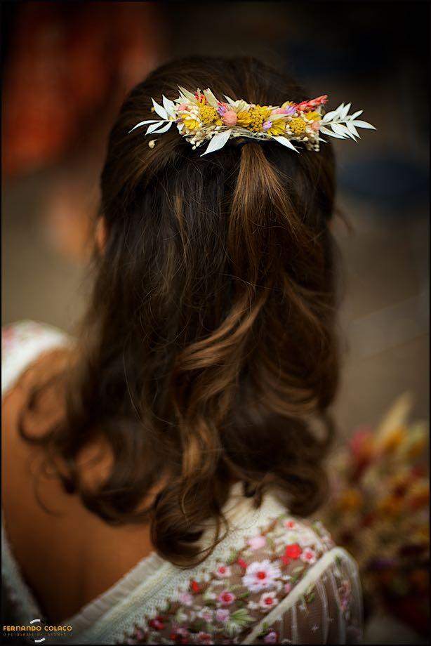 Lace of dried flowers decorating the bride's hair, in a composition by the Lisbon wedding photographer.