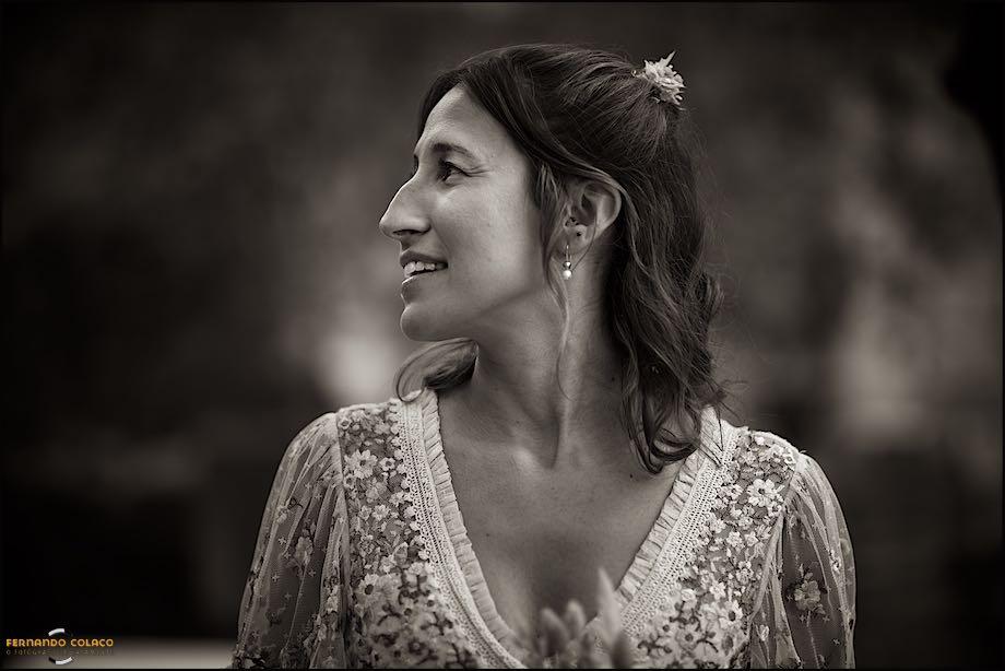 Portrait of the bride in profile after finishing the wedding ceremony, in a composition by the wedding photographer in Lisbon.