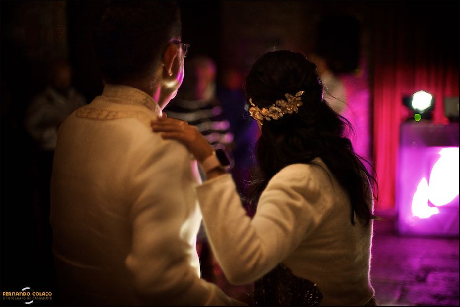 Seen from the back, the bride dances with her father at the opening of the Agostos dance floor, in a composition by the wedding photographer in the Algarve.