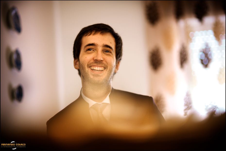 The groom laughing in a portrait taken before the ceremony by the wedding photographer in Évora.
