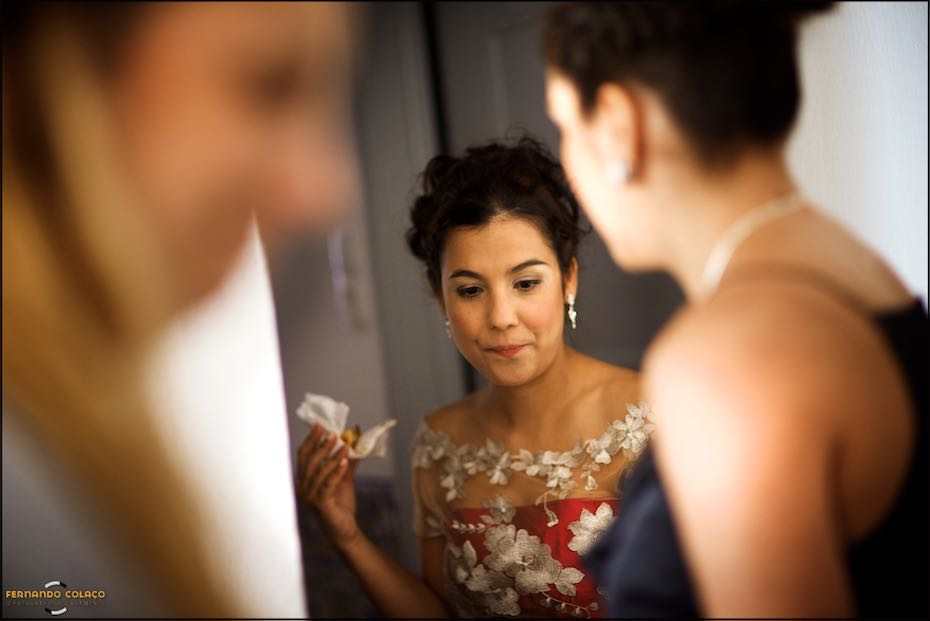 A friend of the bride appears in the middle of two others to see how her preparations for the ceremony are going, captured by the wedding photographer in Alentejo.