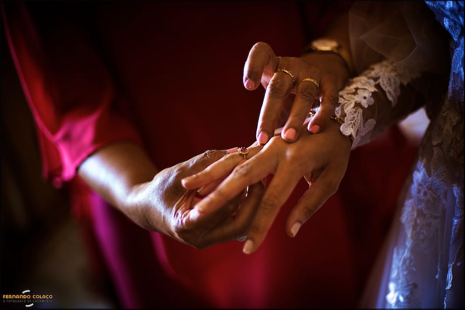 Duas mãos a segurar a mão da noiva para mostrar um anel antigo, captadas pelo fotógrafo de casamento em Évora, no Convento do Espinheiro.