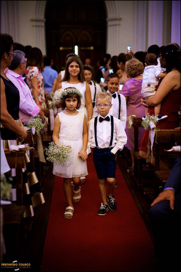 Os meninos e meninas das alianças entram na Igreja Matriz de Reguengos de Monsaraz para a cerimónia do casamento.