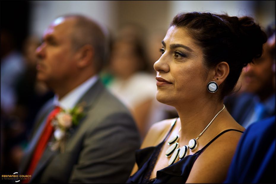 A mãe da noiva num momento da cerimónia do casamento na igreja Matriz de Reguengos de Monsaraz, captada pelo fotógrafo de casamento em Évora.