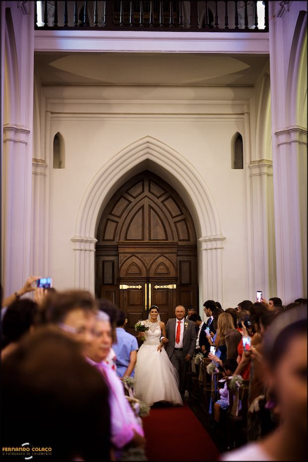 A noiva, com o seu pai, começa, junto da porta da igreja Matriz de Reguengos de Monsaraz, a caminhada para o altar para a cerimónia do casamento.