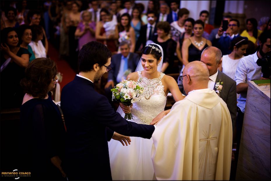 Momento, captado pelo fotógrafo de casamento em Reguengos de Monsaraz, em que a noiva chega junto do noivo e dar início à cerimónia.