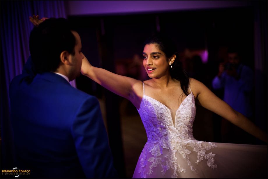 A noiva, de frente para o noivo, olha para ele durante a primeira dança na festa do casamento no Convento do Espinheiro em Évora.