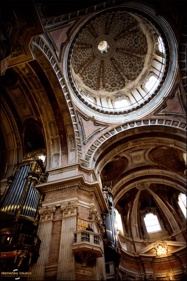 Parte de um dos cantos da Basílica de Mafra com a cantora na cerimónia do casamento, parte do órgão e a abóboda do tecto, numa composição do fotógrafo de casamento.