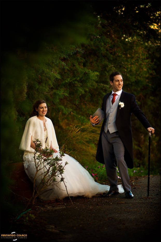 Como se fosse uma fotografia antiga, a noiva, sentada numa rocha do jardim da Casa de Reguengos, olha para longe, junto do noivo, em pé e com bengala e chapéu alto na mão.
