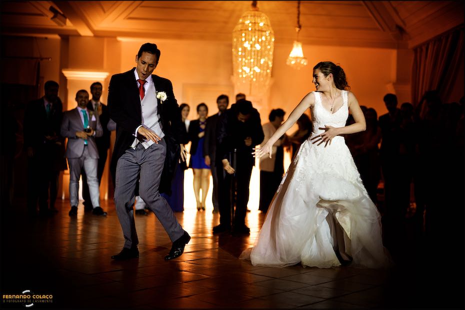Rodeados pelos seus convidados, os noivos abrem o baile na execução de passos de dança de salão, num momento captado pelo fotógrafo de casamento em Lisboa.