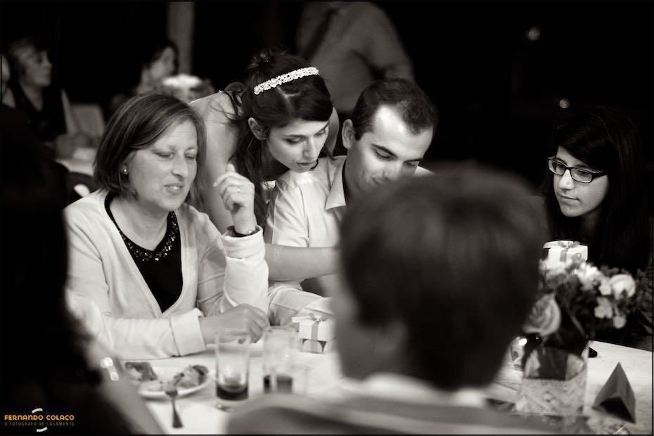 No jantar da festa do casamento na Quinta de Nossa Senhora da Serra em Sintra, a noiva vê algo e conversa com convidados à mesa.