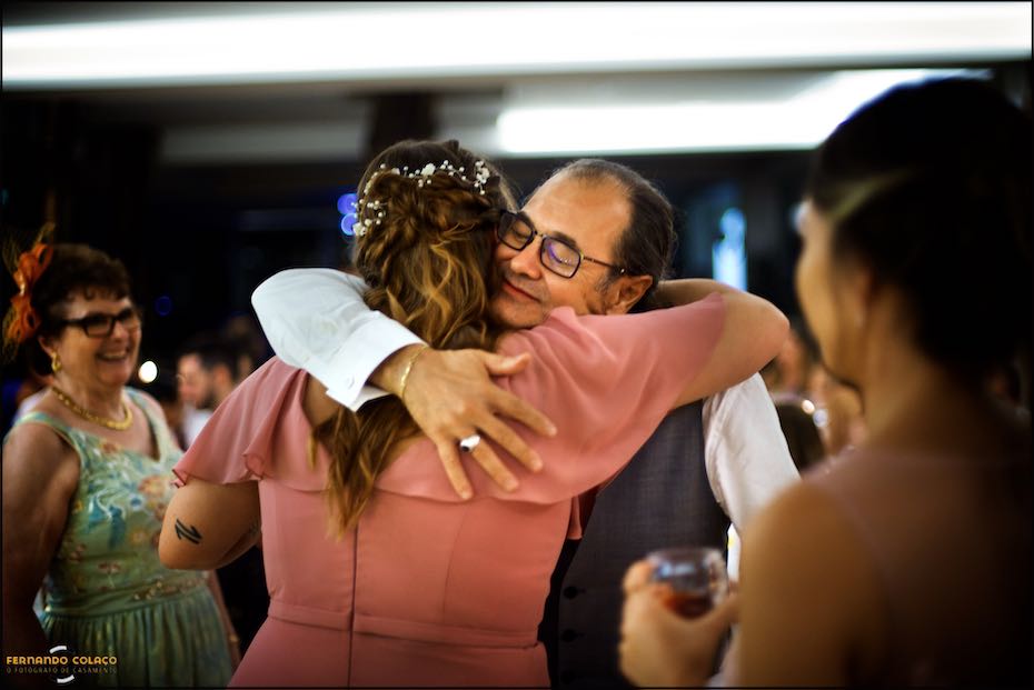 O noivo recebe um abraço de uma das suas filhas que lhe tinha dirigidos palavras ternas no jantar da festa do casamento na Quinta do Pé da Serra em Sintra.