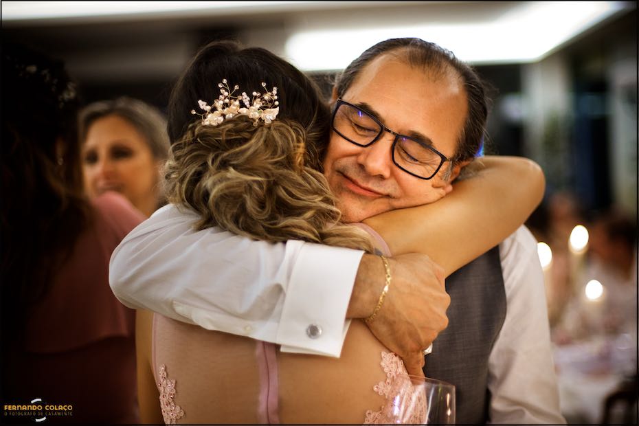 Com ternura o noivo abraça uma das suas filhas, depois desta ter dirigidos uma palavras durante o jantar do casamento na Quinta do Pé da Serra em Sintra.