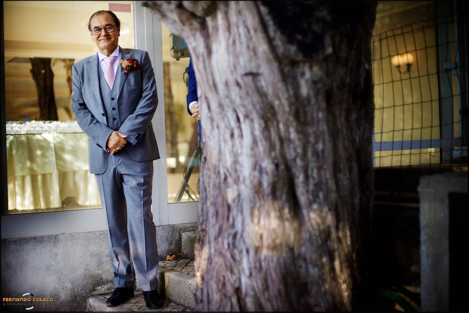 O noivo, junto de um tronco de árvore muito antiga do jardim da Quinta do Pé da Serra, espera pelo seu momento de ocupar o seu lugar na cerimónia do casamento.