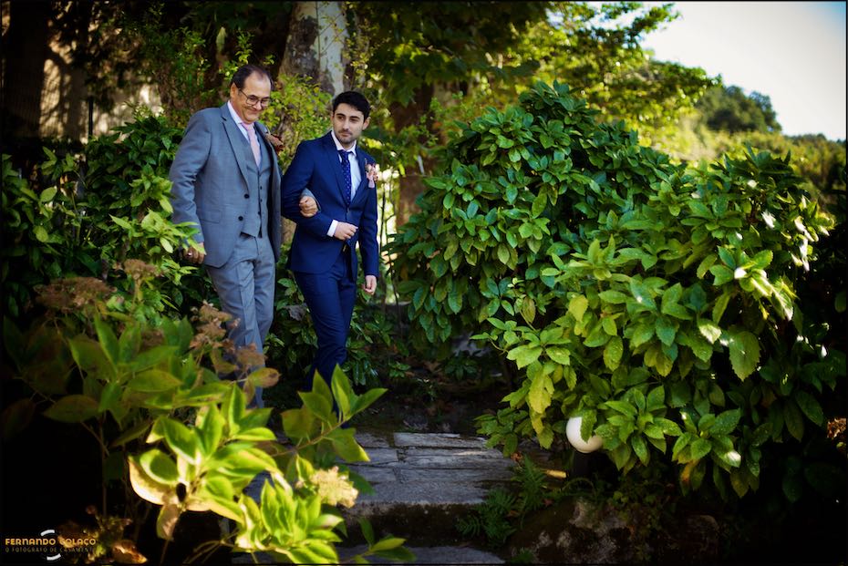 Com o seu padrinho, o noivo desce as escada da Quinta do Pé da Serra por entre as plantas da escadaria até ao lugar da cerimónia do casamento.