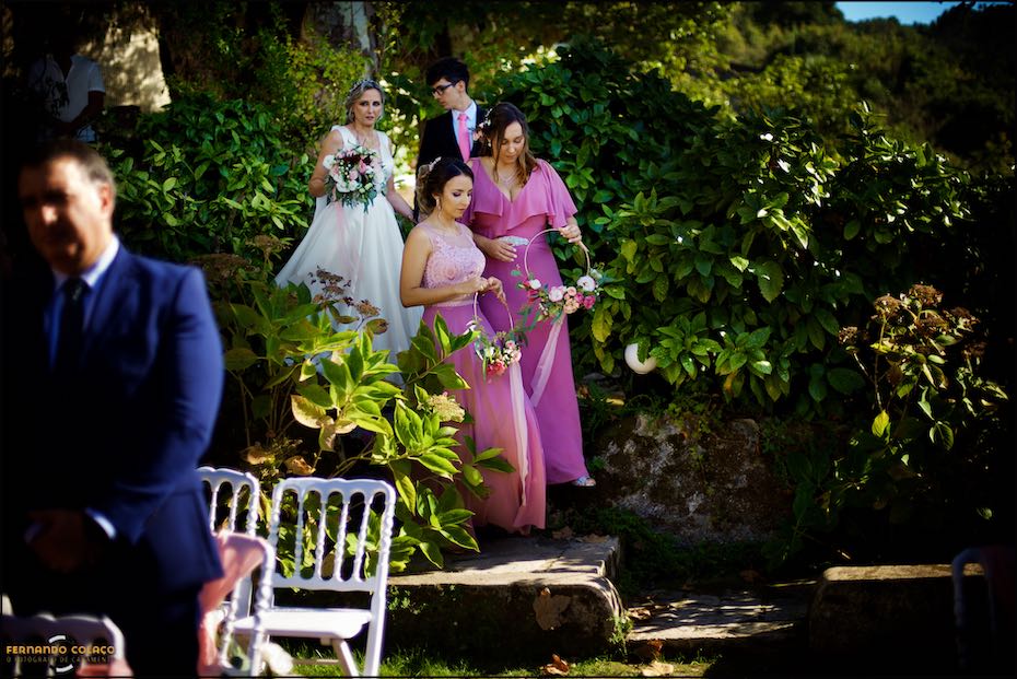 Rodeada pelo filho e pelas duas filhas, a noiva, no jardim antigo da Quinta do Pé da Serra, começa o caminho até à mesa da cerimónia do casamento.