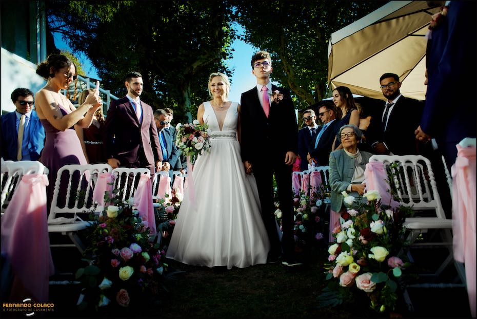 Com o seu filho, a noiva, por entre os convidados, chega junto da mesa da cerimónia do casamento na Quinta do Pé da Serra em Sintra.