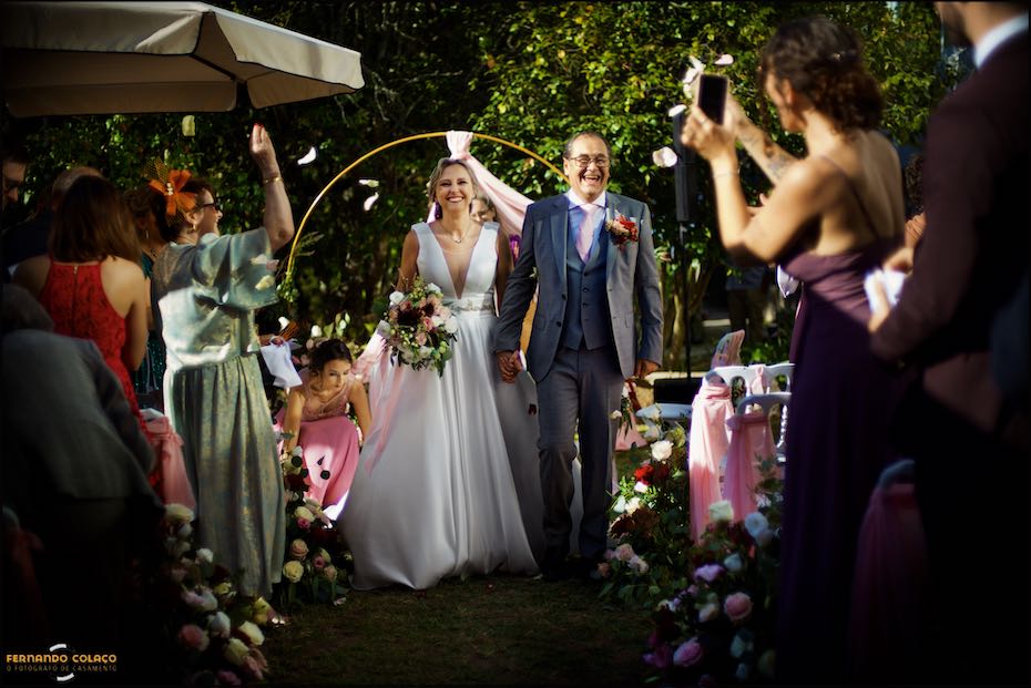 Depois da cerimónia do casamento na Quinta do Pé da Serra, os noivos são aclamados pelos convidados, vistos pelo fotógrafo de casamento em Sintra.