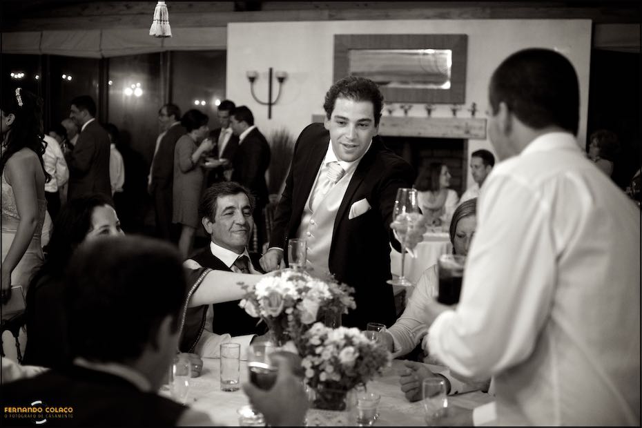 At the end of the wedding dinner at Quinta de Nossa Senhora da Serra, the groom hands out gifts to his guests and chats with them.