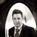 After getting dressed, the groom, in a portrait by the wedding photographer in Serra da Estrela, framed in an old mirror in his parents' house.