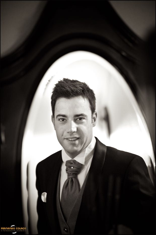 After getting dressed, the groom, in a portrait by the wedding photographer in Serra da Estrela, framed in an old mirror in his parents' house.