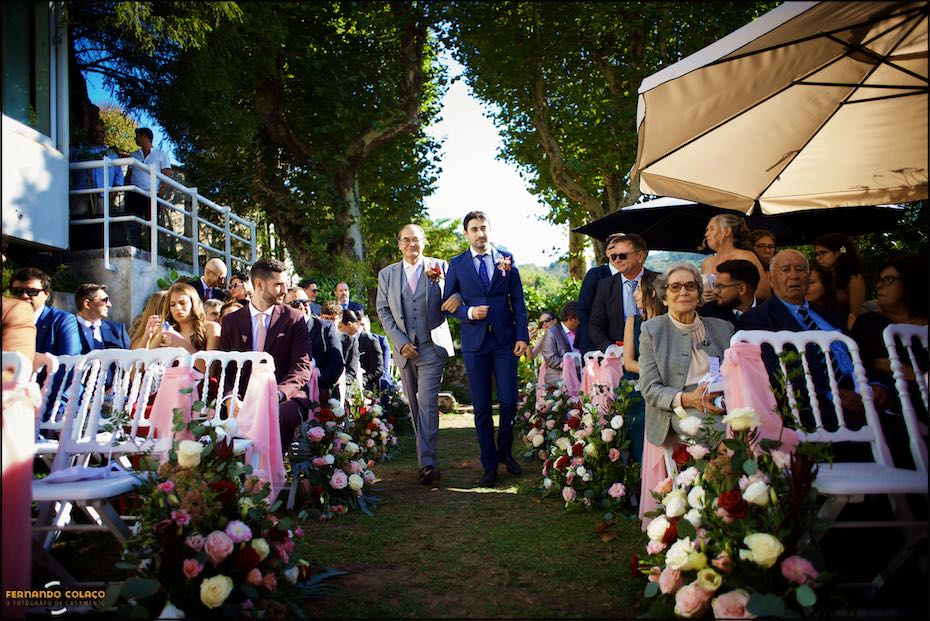 The groom, with his best man, arrives at the wedding ceremony at Quinta do Pé da Serra, among the guests