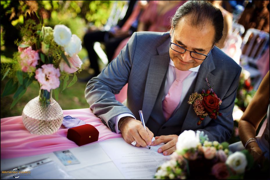 The groom signing the wedding ceremony documents at Quinta do Pé da Serra in Sintra.