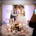 The bride and groom cut the wedding cake at Quinta do Pé da Serra in Sintra, in a composition by the wedding photographer.